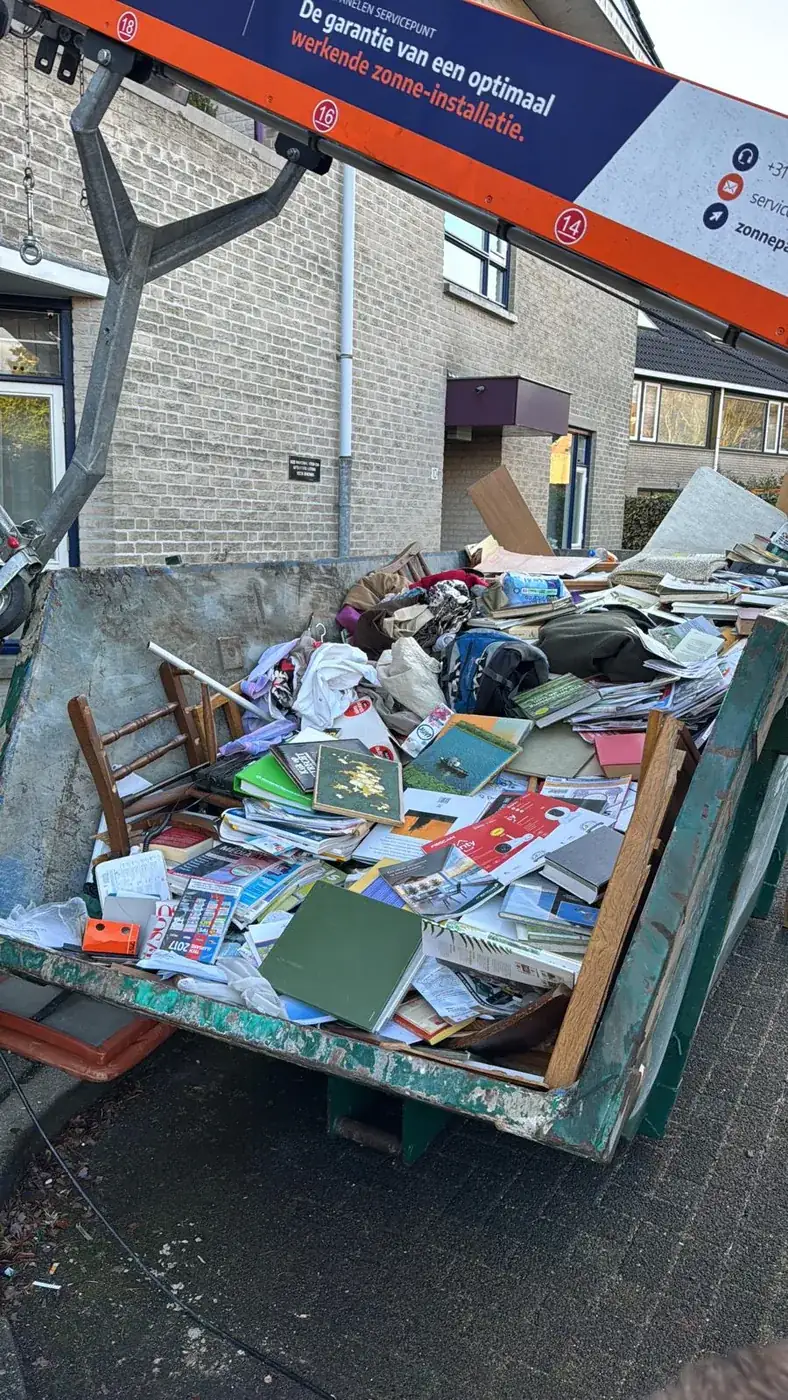 Papier en boeken gescheiden afgevoerd bij een ontruiming in Oss