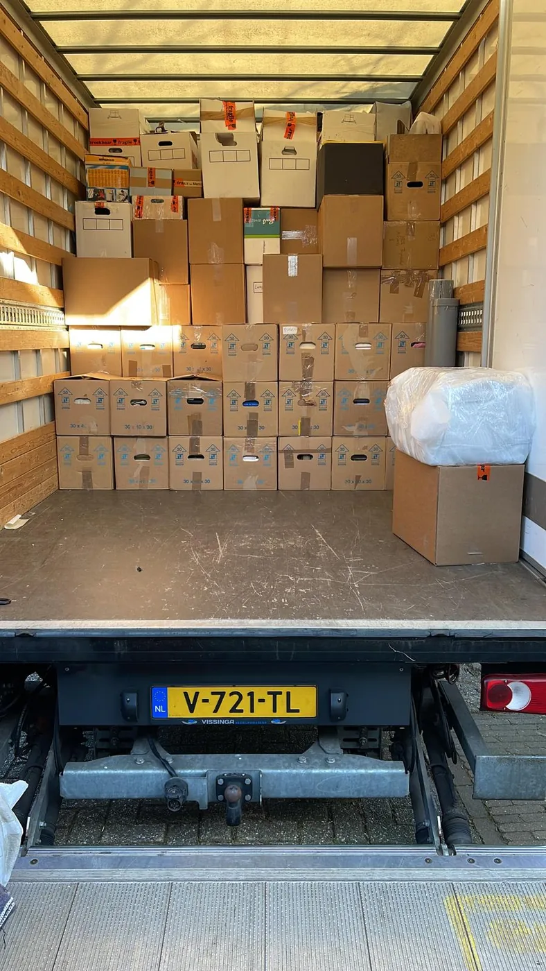 Verhuiswagen ingeladen tijdens een ontruiming in Eindhoven