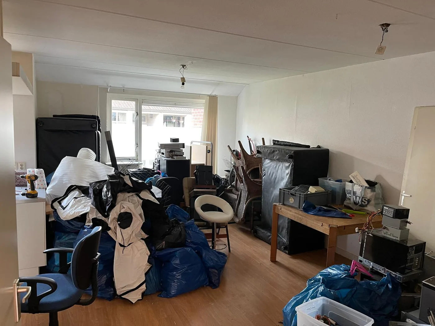 Woning halverwege de ontruiming, inboedel gesorteerd in zakken