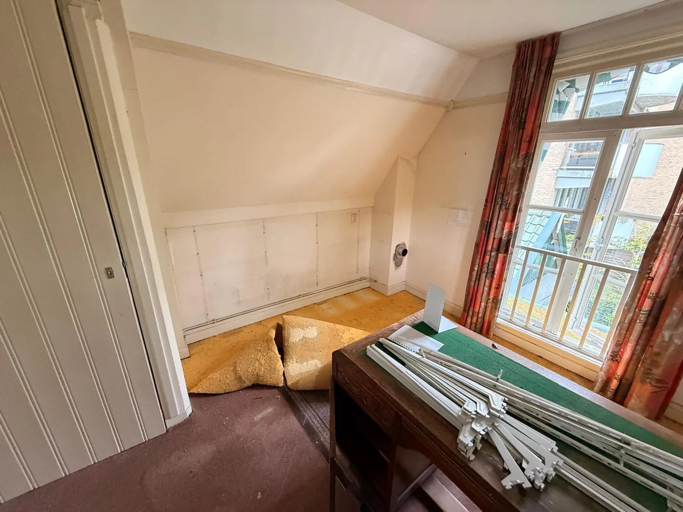 Kamer leeg opgeleverd met verwijderde vloerbedekking
