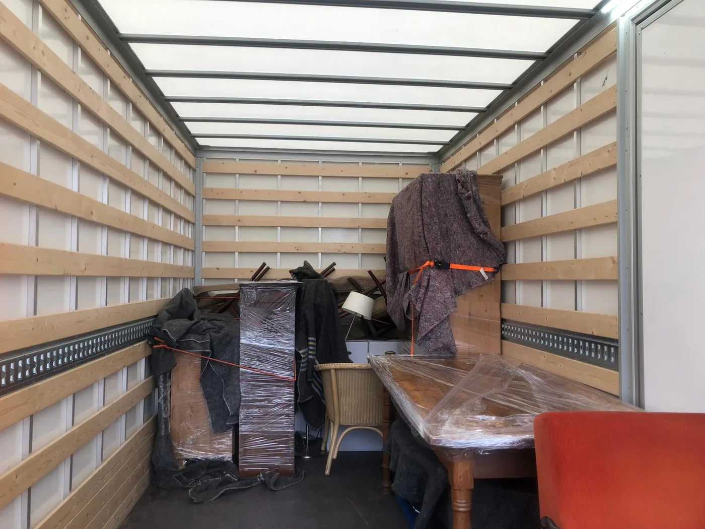 Ingepakte inboedel in de verhuiswagen bij een ontruiming in Gilze en Rijen